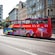 Un autobús turístico de dos pisos con las palabras “City Sightseeing Scandinavia” y “Hop On Hop Off”